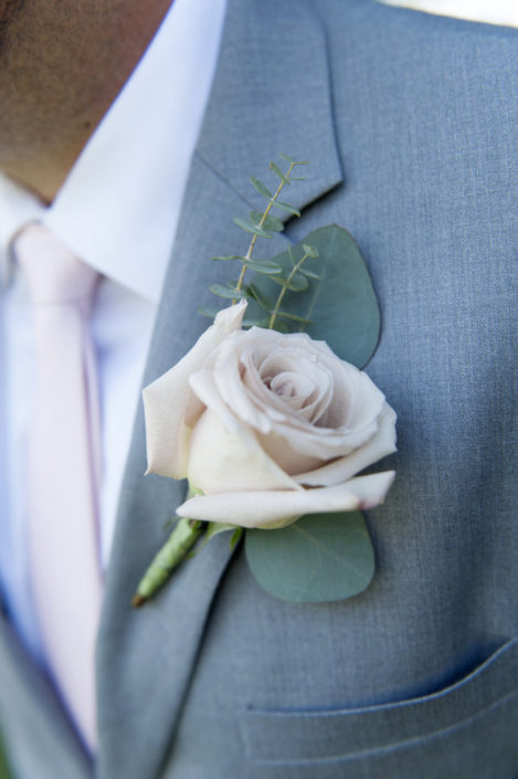 groom-boutonniere-quicksand-rose