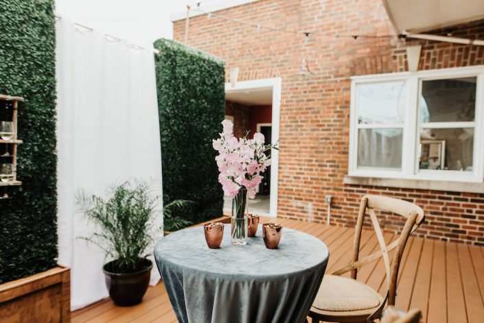 outdoor-cocktail-hour-raleigh-wedding